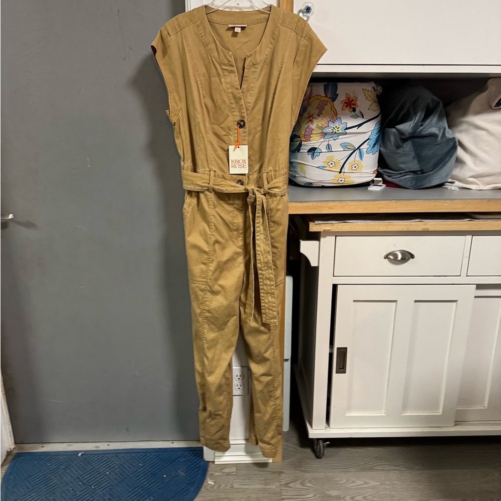 Knox Rose Tan Sleeveless Jumpsuit in women’s size large